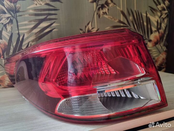 Задний левый фонарь