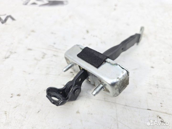 Ограничитель двери задний левый Toyota Camry 50