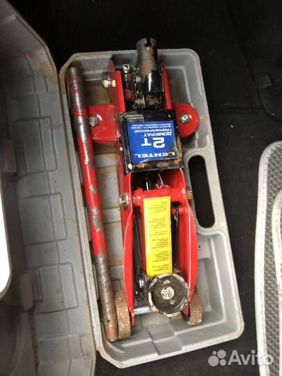 Домкрат подкатной 2т