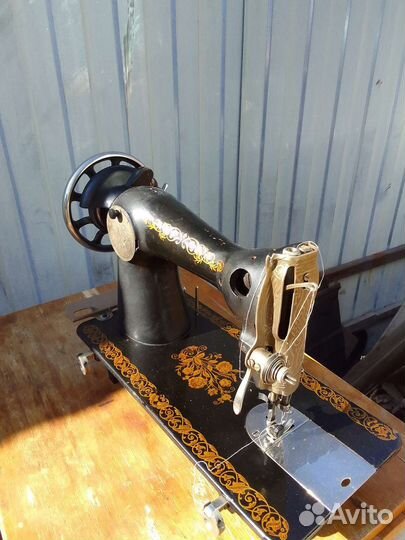 Швейная машинка с ножным приводом рабочая