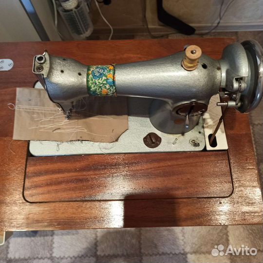 Швейная машинка, с ножным приводом и лак.столом
