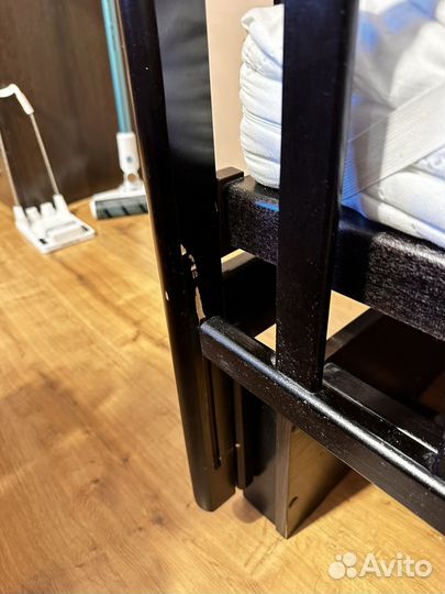 Детская кроватка с маятником