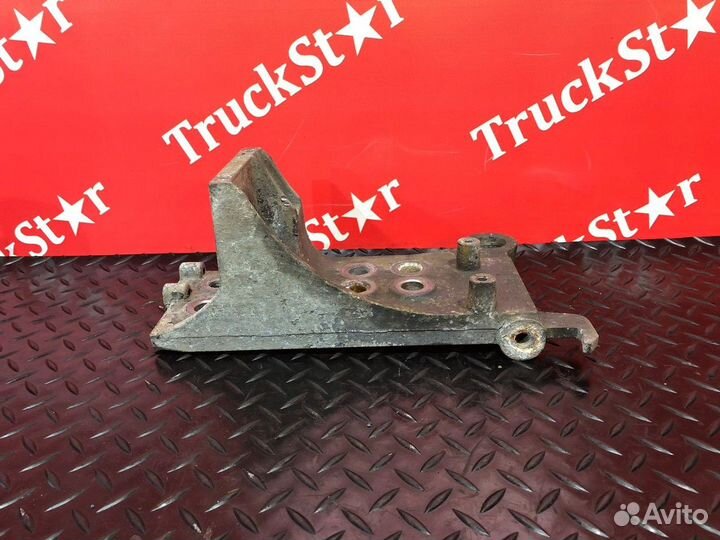 Кронштейн бампера левый