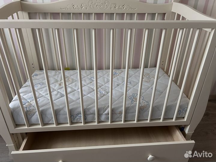 Детская кроватка с маятником и ящиком