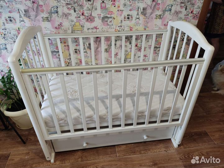 Детская кроватка с маятником и ящиком