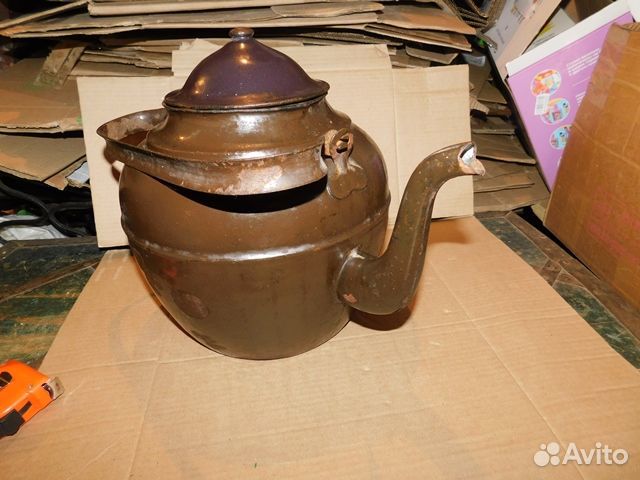 Большой, старинный, эмалированный чайник ри