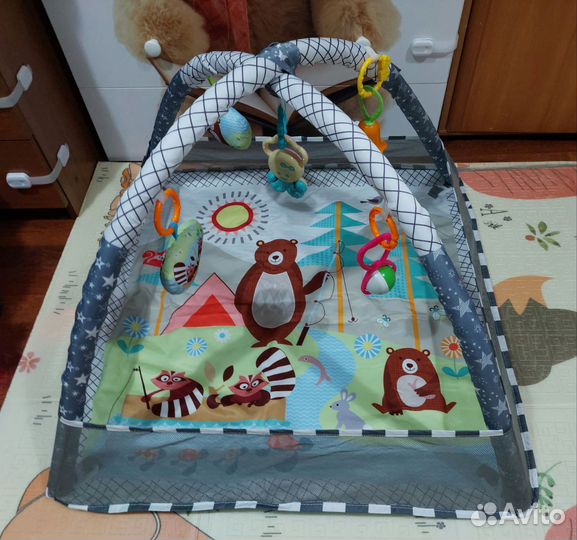 Развивающий коврик с игрушками для малышей