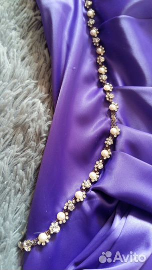 Платье атласное нарядное со стразами и бусинами