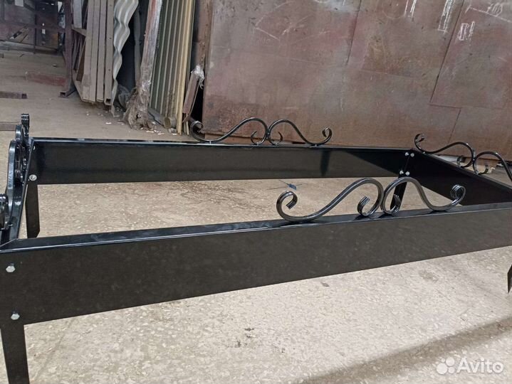 Кресты ритуальные и цветники из металла