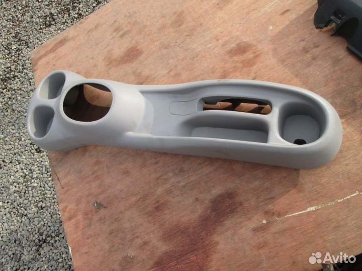 Бардачок между сиденьями Toyota Platz NCP16 2NZ-FE