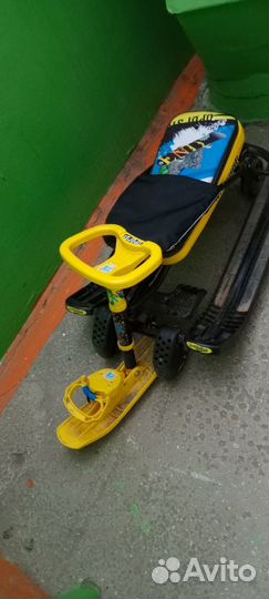 Детский снегокат с ручкой и колесами