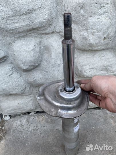 Передня левая стойка е60