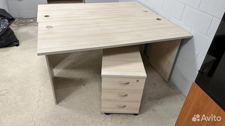 Стол офисный бу с выкатными тумбами