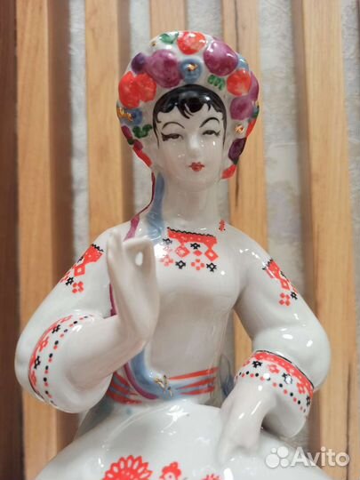 Фарфоровая статуэтка 