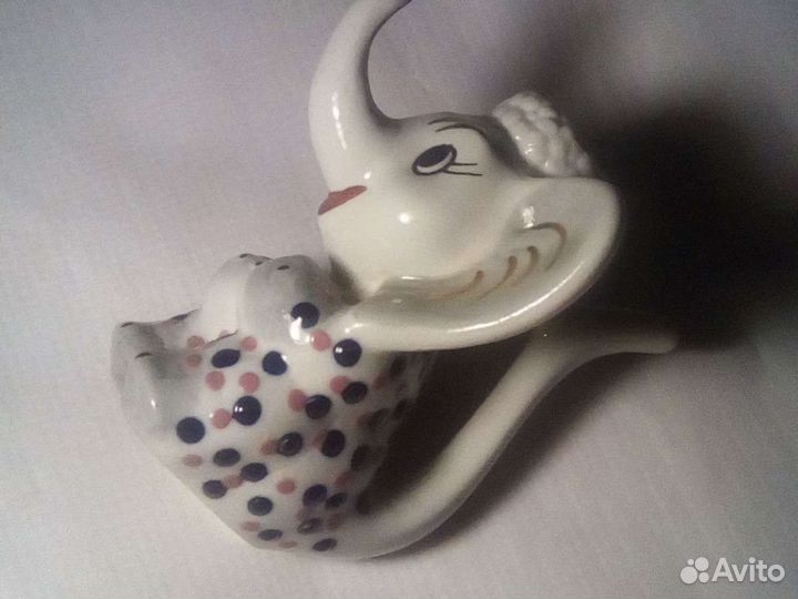 Фигурка фарфоровая