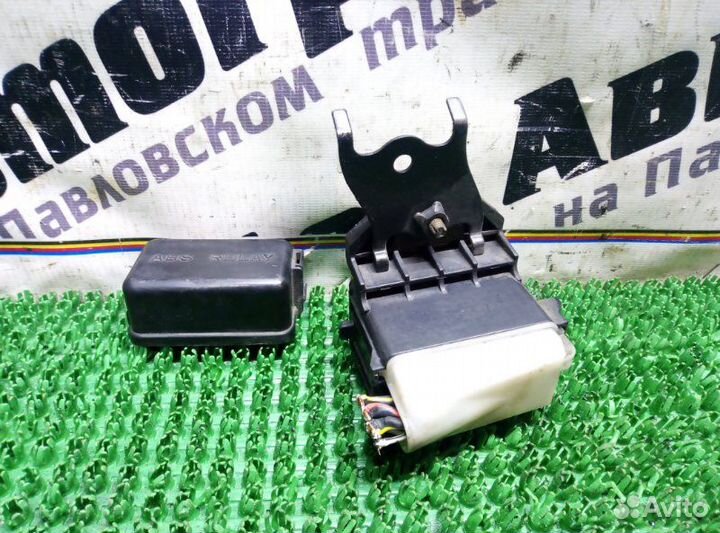 Блок предохранителей под капот Toyota Camry SV41