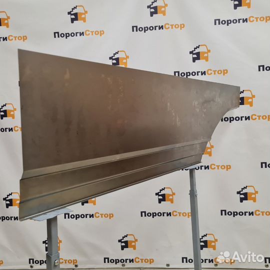 Карман перед задним левым колесом VW Crafter maxi