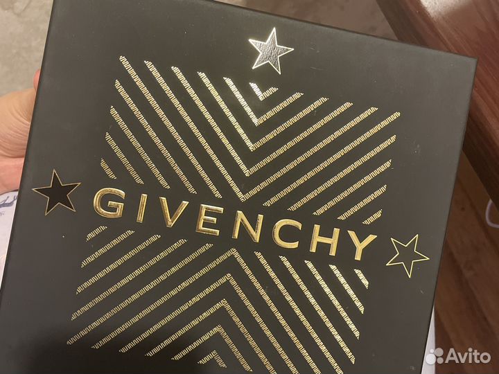 Коробки Givenchy, Carven