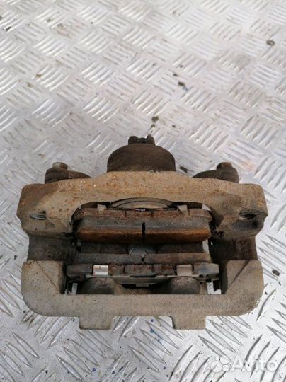 Суппорт задний левый Nissan Patrol Y62 5.6 VK56VD