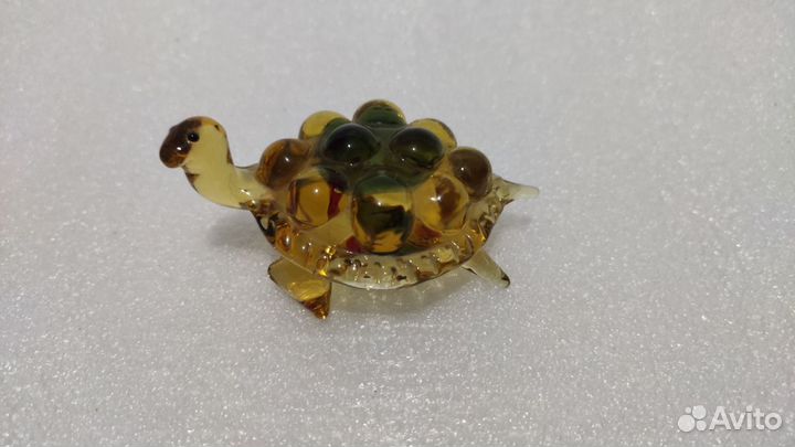 Фигурка ежика и фигурка черепахи из стекла