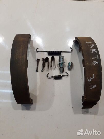 Тормозные колодки ручника левой стороны (Jac T6)