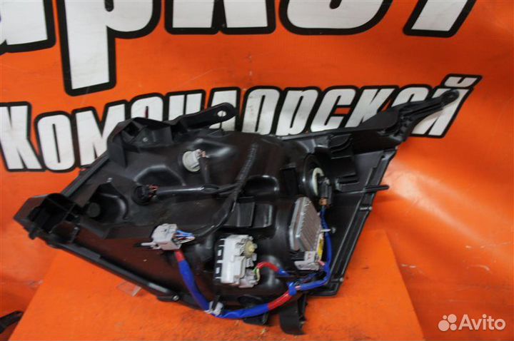 Фара передняя правая Toyota Noah ZRR70 2012