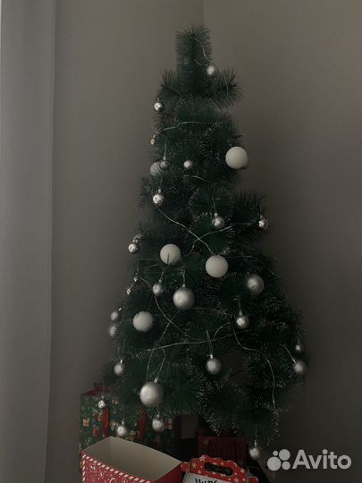 Елка искусственная с гирляндой и игрушками