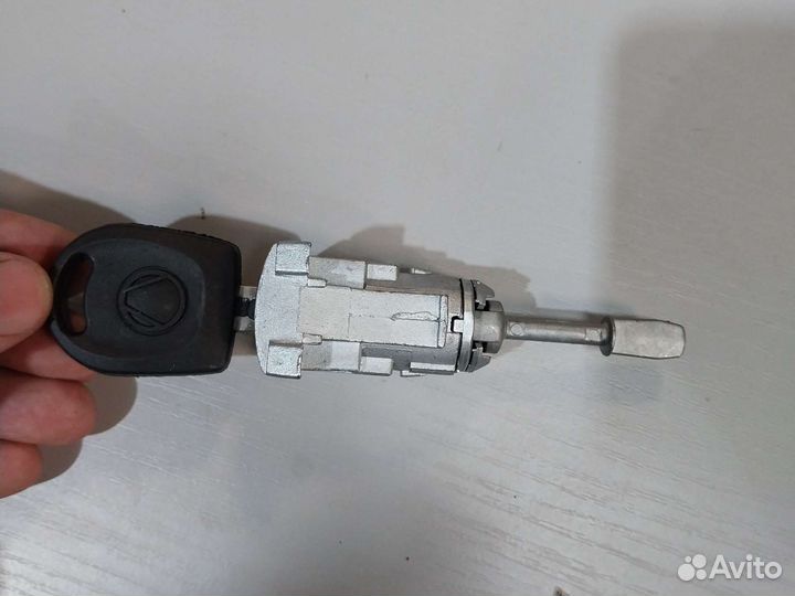 Личинка передней левой двери Passat b5