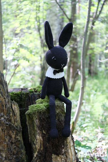 Вязаная игрушка заяц Амигуруми