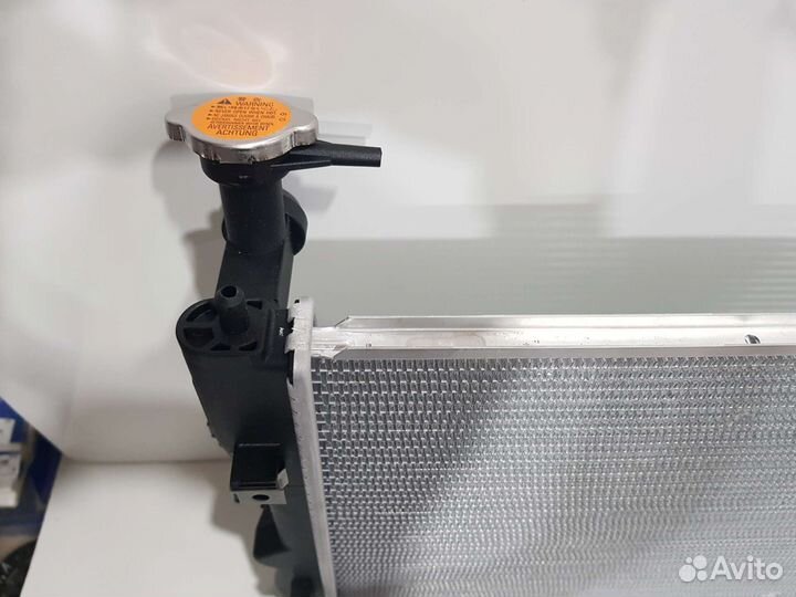 Радиатор охлаждения двиг Mitsubishi Colt нов ори