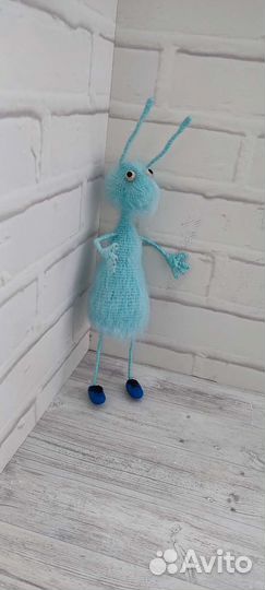 Вязанная игрушка таракан