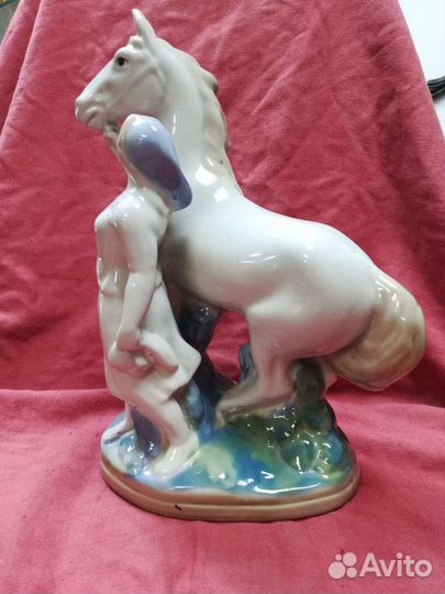 Статуэтка фарфор 