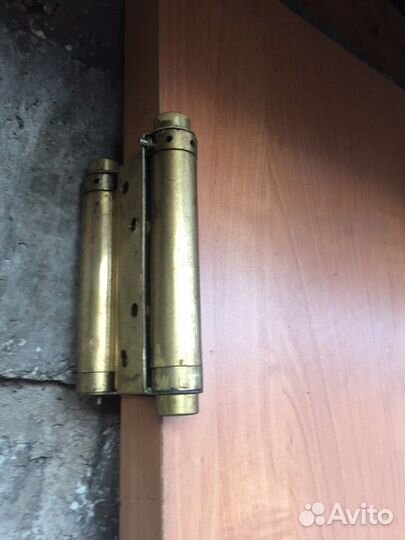 Двери распашные с шарнирами в кафе