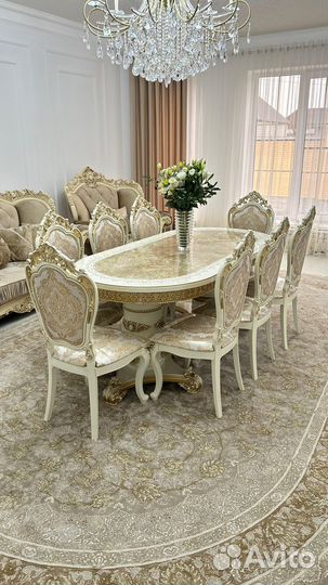 Стол и стулья