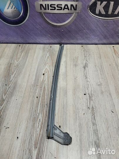 Направляющая стекла Nissan note E11 Лев