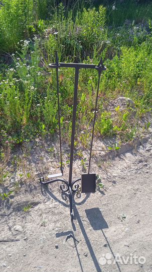 Стойка, кочерга и совок