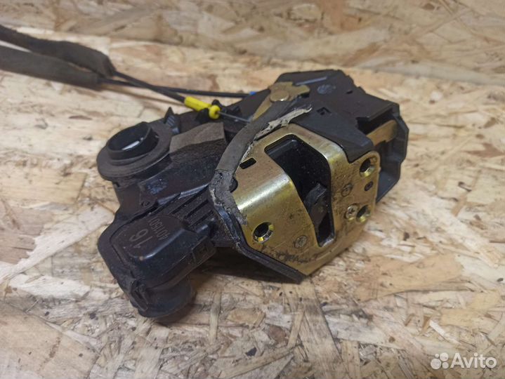 Замок передней левой двери Toyota Corolla E120