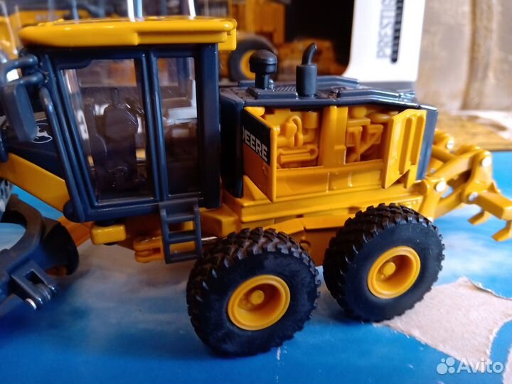 Масштабная модель грейдера John Deere 872