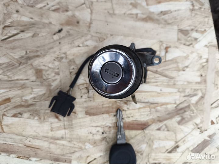 Личинка замка багажника Ауди 100