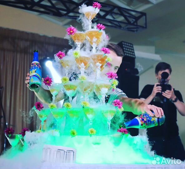 Пирамида из бокалов / Шоу / Горка шампанского