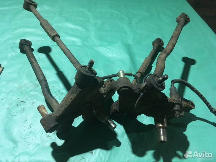 Кулаки с рычагами задние Kia Shuma