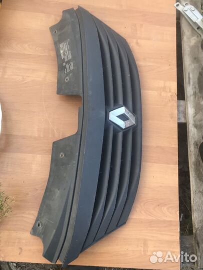 Решетка радиатора Рено Логан