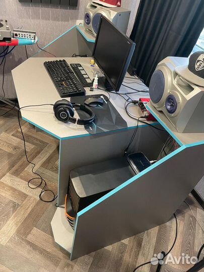 Игровой компьютерный стол