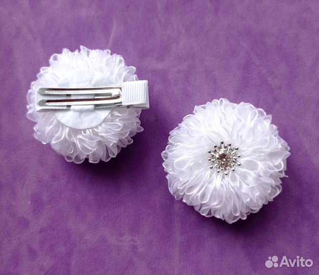 Белые бантики на заколках