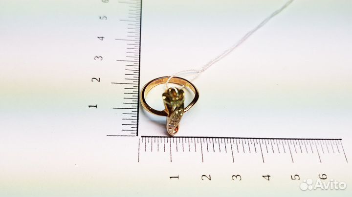 Кольцо с природным камнем Золото