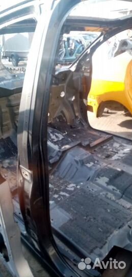 Порог кузова левый Infiniti QX56