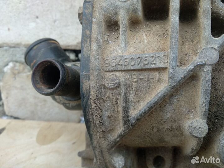 Корпус помпы опора двигателя Пежо Партнёр