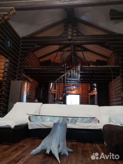 Стеклянный стол на дубовом корне