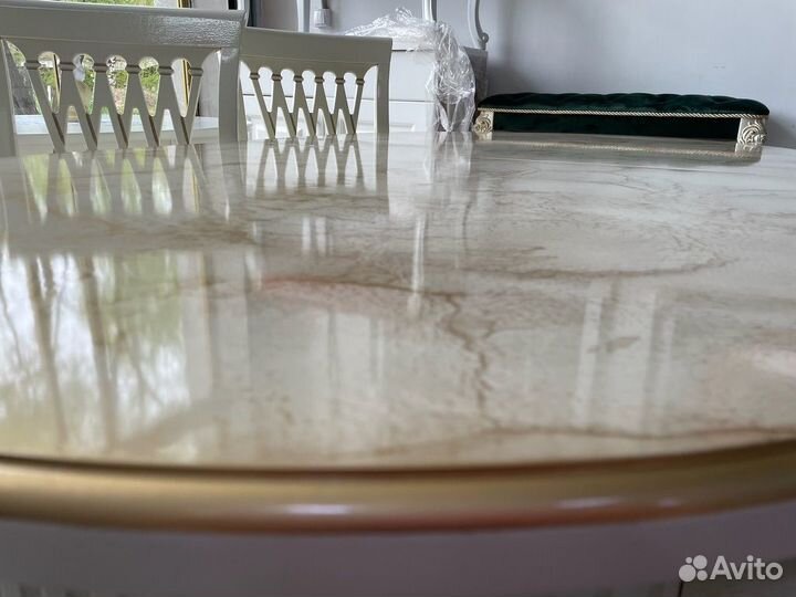 Стол с мраморной столешницей