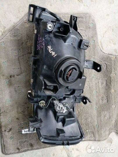 Фара передняя правая Nissan Cube Z10